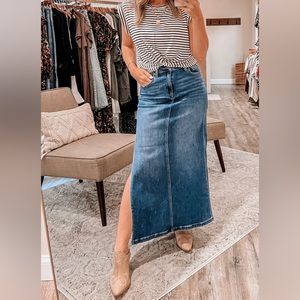 Hidden Jeans - The Peyton Skirt - MIDI in Medium Light